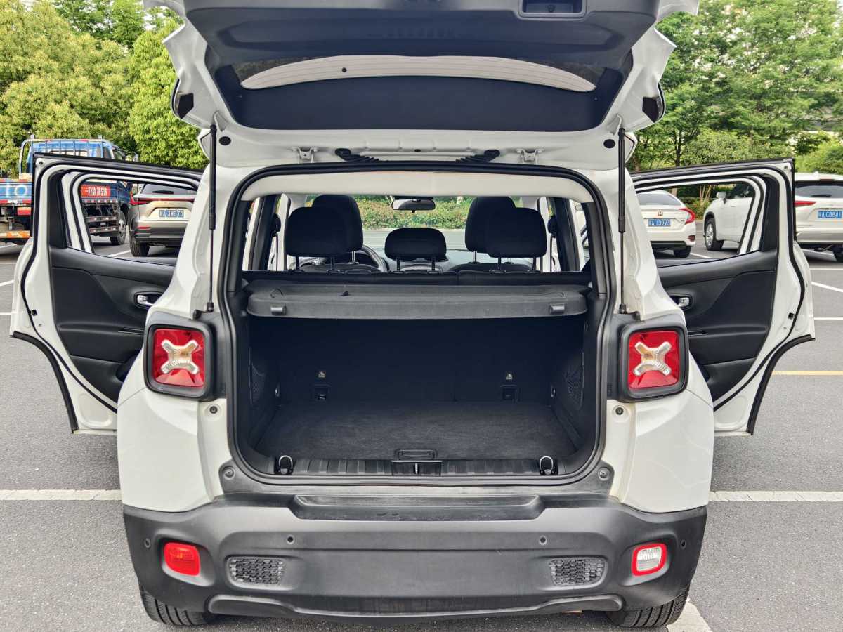 Jeep 自由俠  2018款 互聯(lián)大屏版 180T 自動高能版圖片