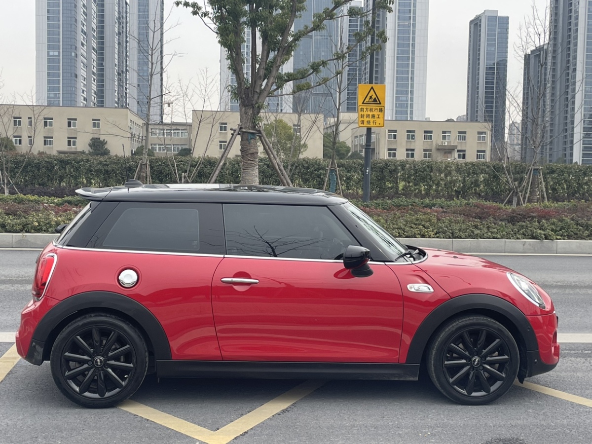 MINI MINI  2020款 2.0T COOPER S 經(jīng)典派 三門絕色版圖片