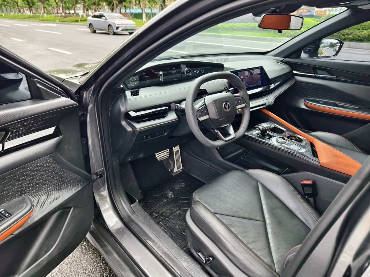 長安 長安UNI-V  2022款 1.5T 尊貴型圖片