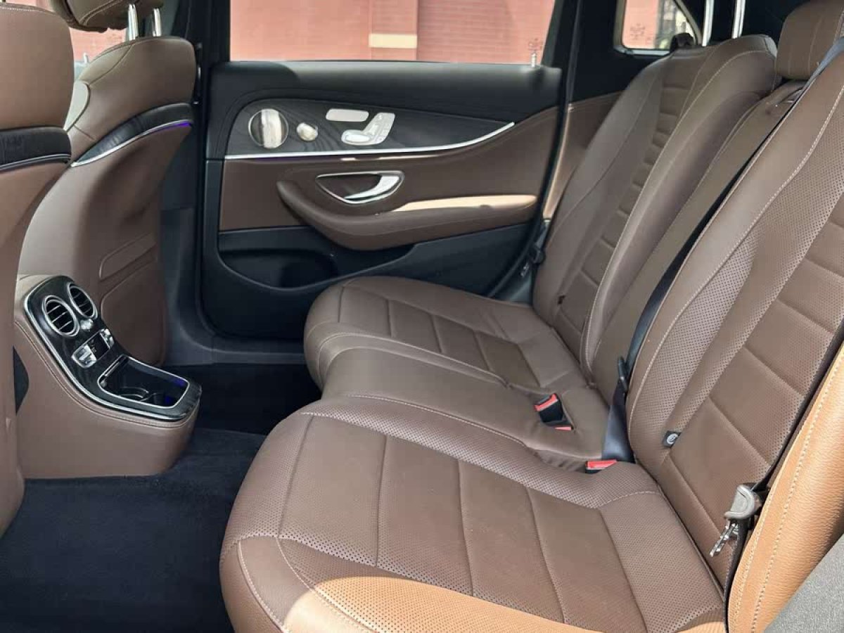 奔馳 奔馳E級(jí)  2022款 改款 E 300 L 尊貴型圖片
