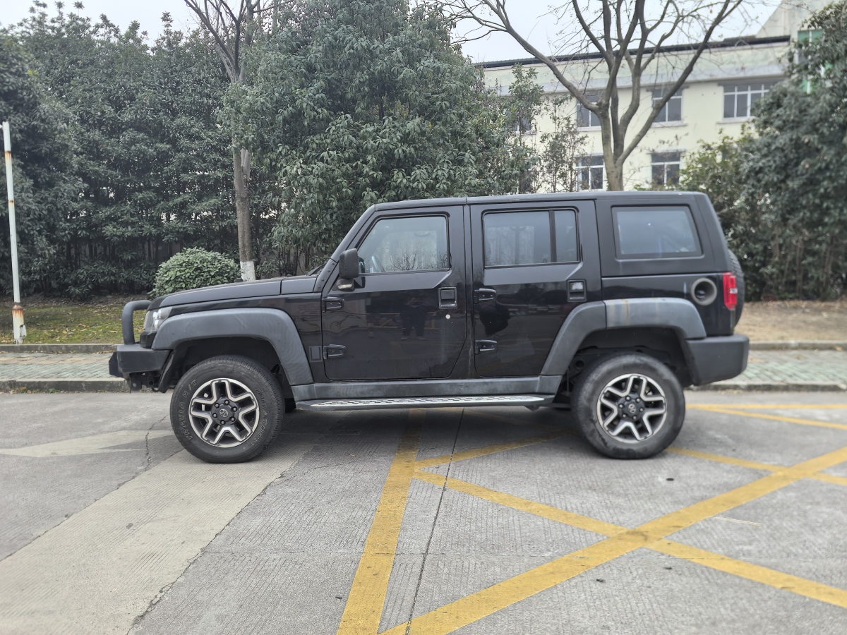 北京 BJ40  2017款 40L 2.3T 自動四驅(qū)環(huán)塔冠軍版圖片