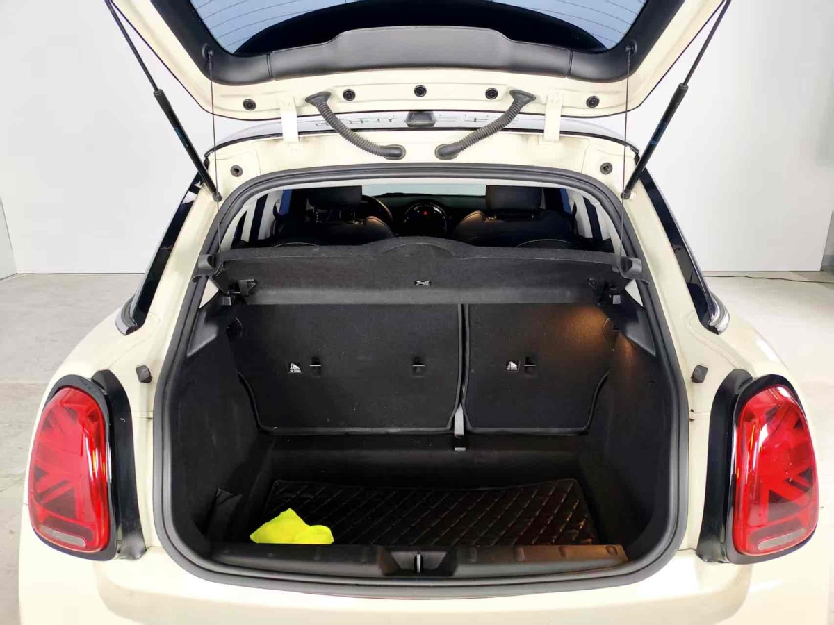 MINI MINI  2022款 改款 1.5T COOPER 藝術(shù)家 五門(mén)版圖片