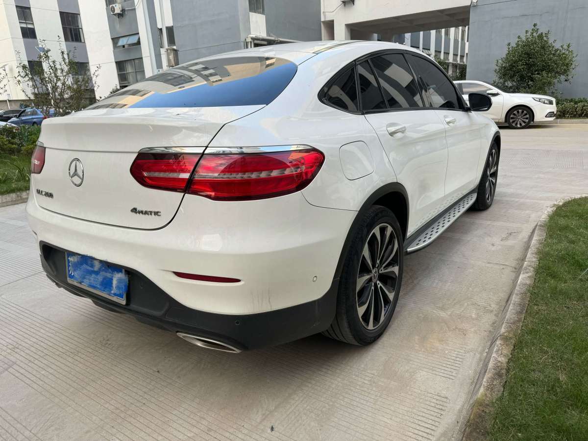 奔馳 奔馳GLC  2022款 改款 GLC 260 4MATIC 轎跑SUV圖片