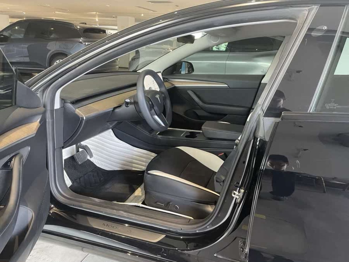 特斯拉 Model 3  2021款 改款 標(biāo)準(zhǔn)續(xù)航后驅(qū)升級(jí)版圖片