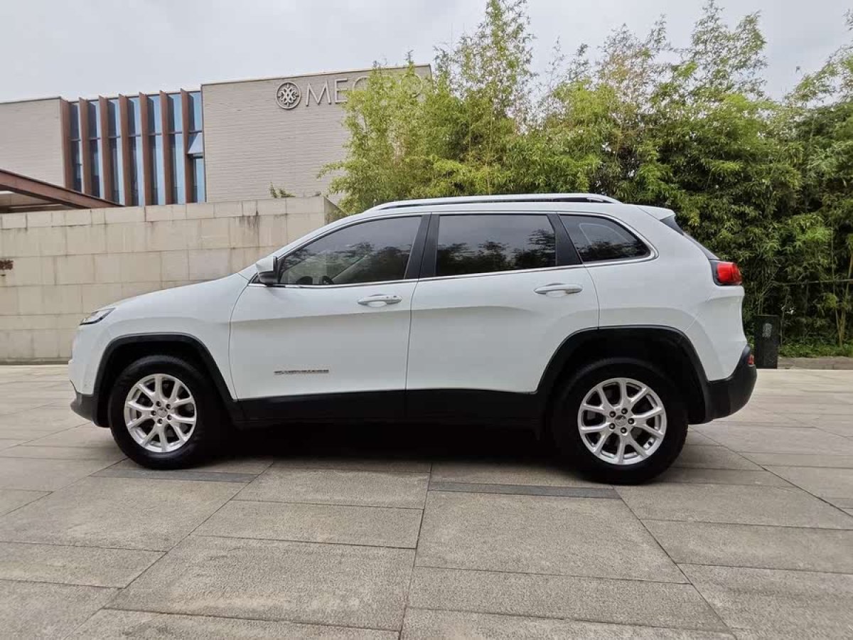 Jeep 自由光  2016款 2.4L 專業(yè)智能版圖片