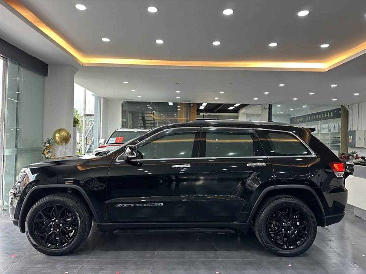 Jeep 大切諾基  2020款 3.0L 精英導(dǎo)航版圖片