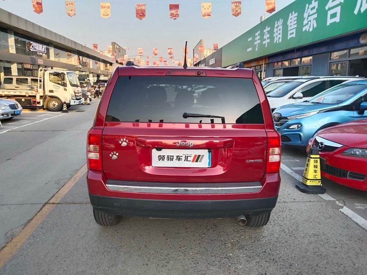 Jeep 自由客  2013款 2.4 豪華導(dǎo)航版圖片