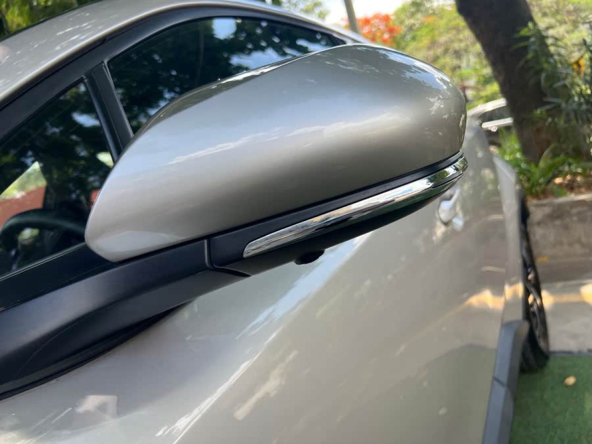 豐田 C-HR  2020款 2.0L 領(lǐng)先版圖片