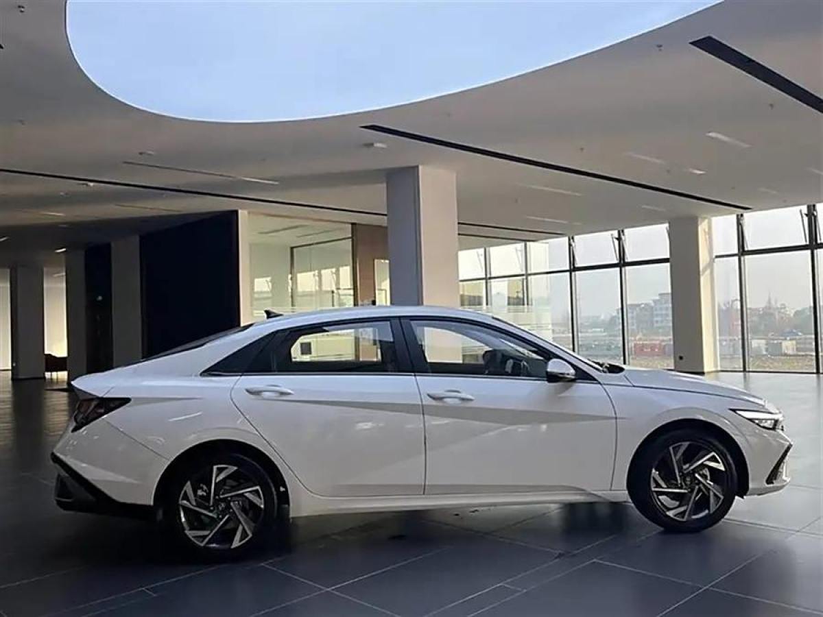 現(xiàn)代 伊蘭特  2023款 1.5L CVT GLS領(lǐng)先版圖片