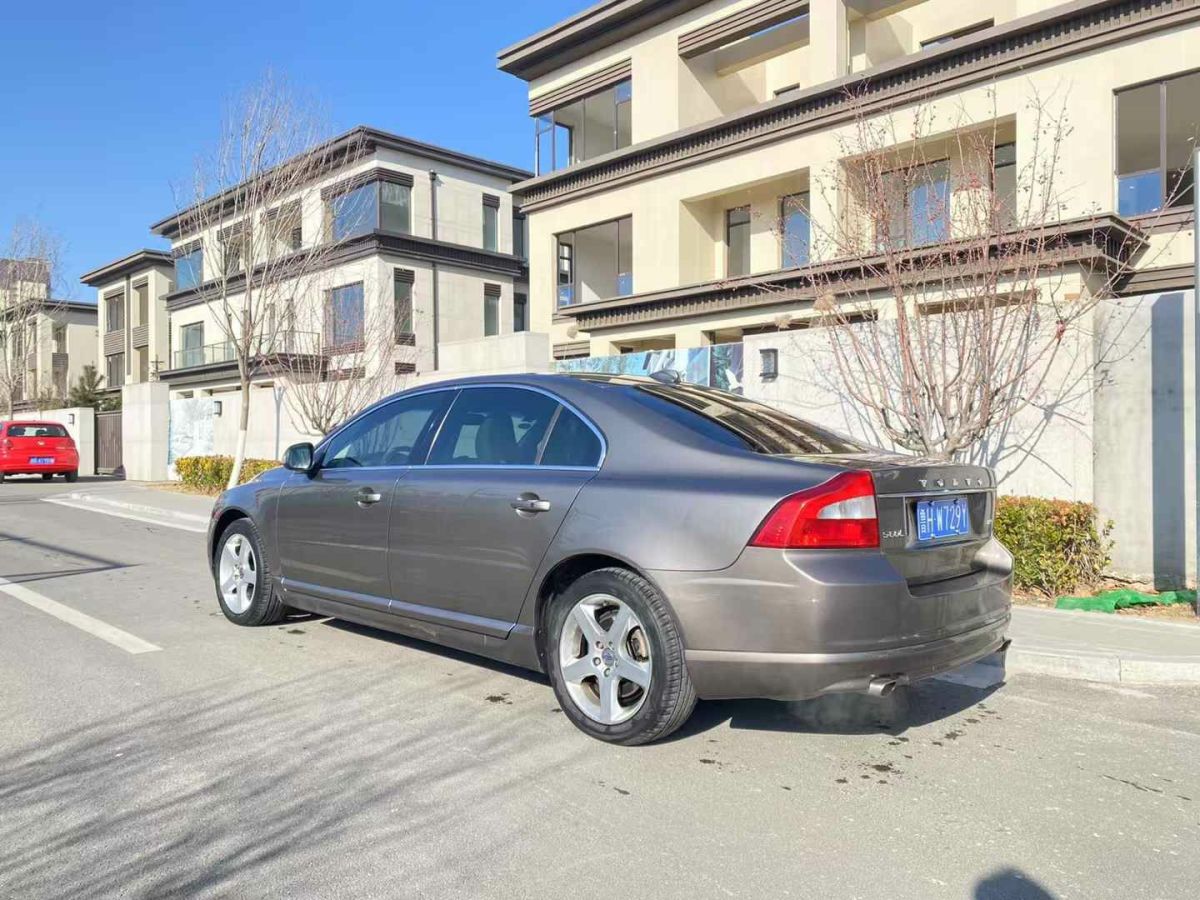 沃爾沃 S40  2010款 2.0L 手動標(biāo)準(zhǔn)型圖片