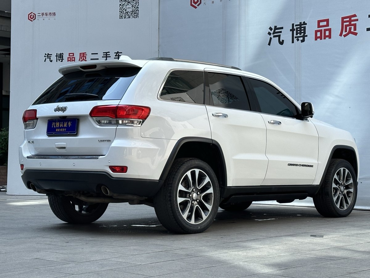 2019年12月Jeep 大切諾基  2017款 3.0L 精英導(dǎo)航版