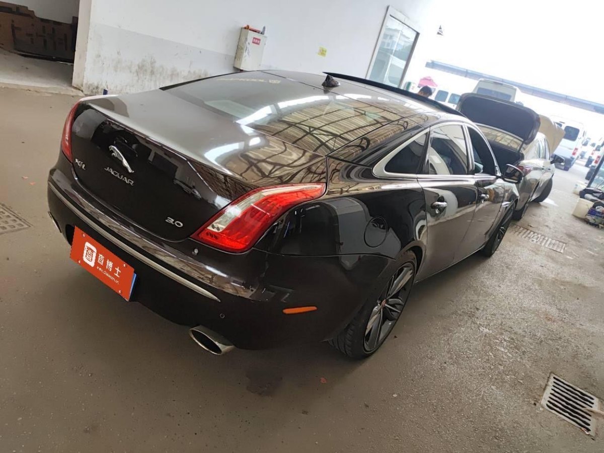 2015年2月捷豹 XJ  2015款 XJL 3.0 SC 兩驅(qū)全景商務(wù)版