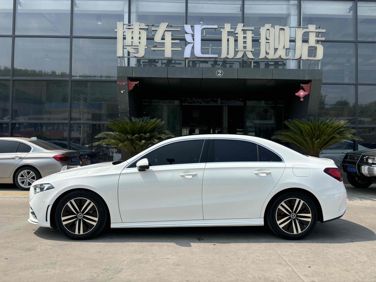 奔馳 奔馳A級  2019款  改款 A 180 L 運(yùn)動轎車圖片