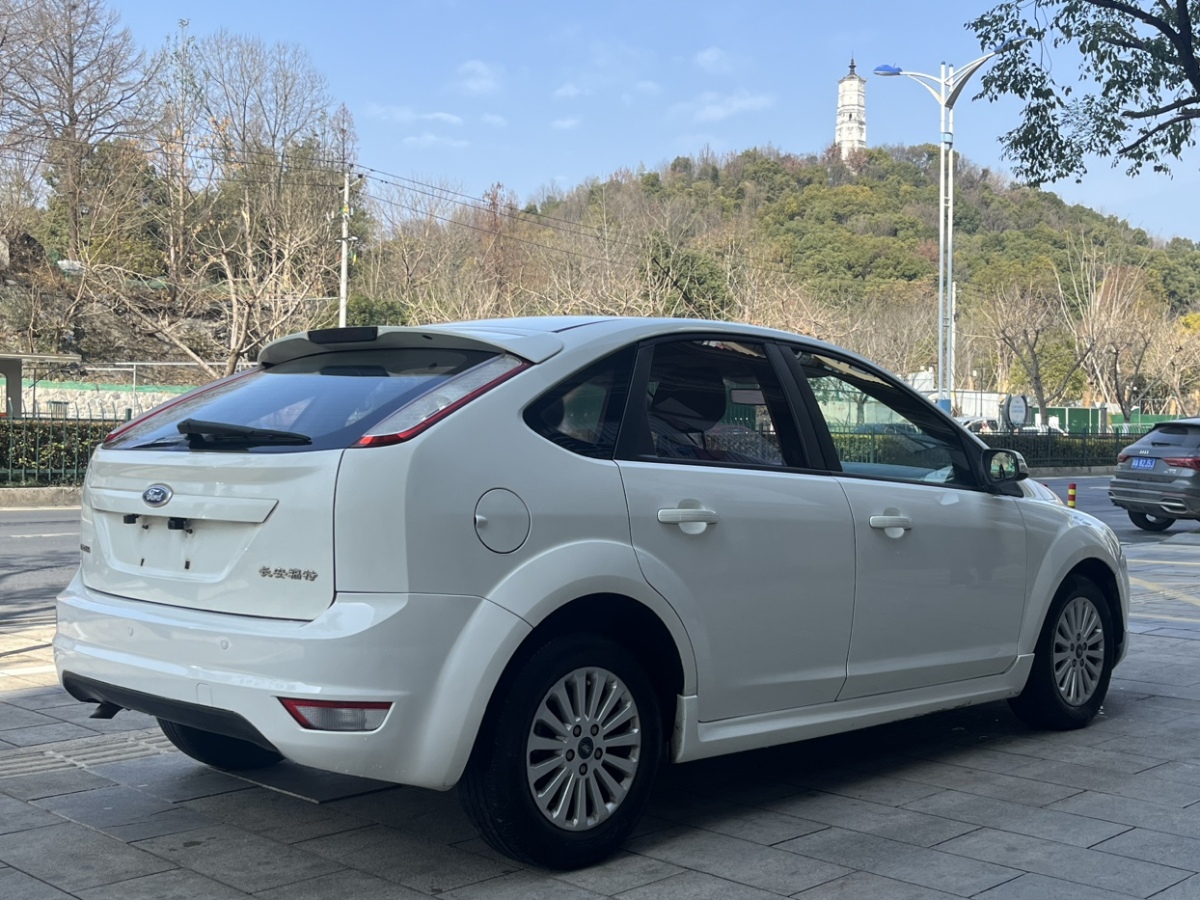 福特 ?？怂? 2013款 兩廂經(jīng)典 1.8L 手動基本型圖片