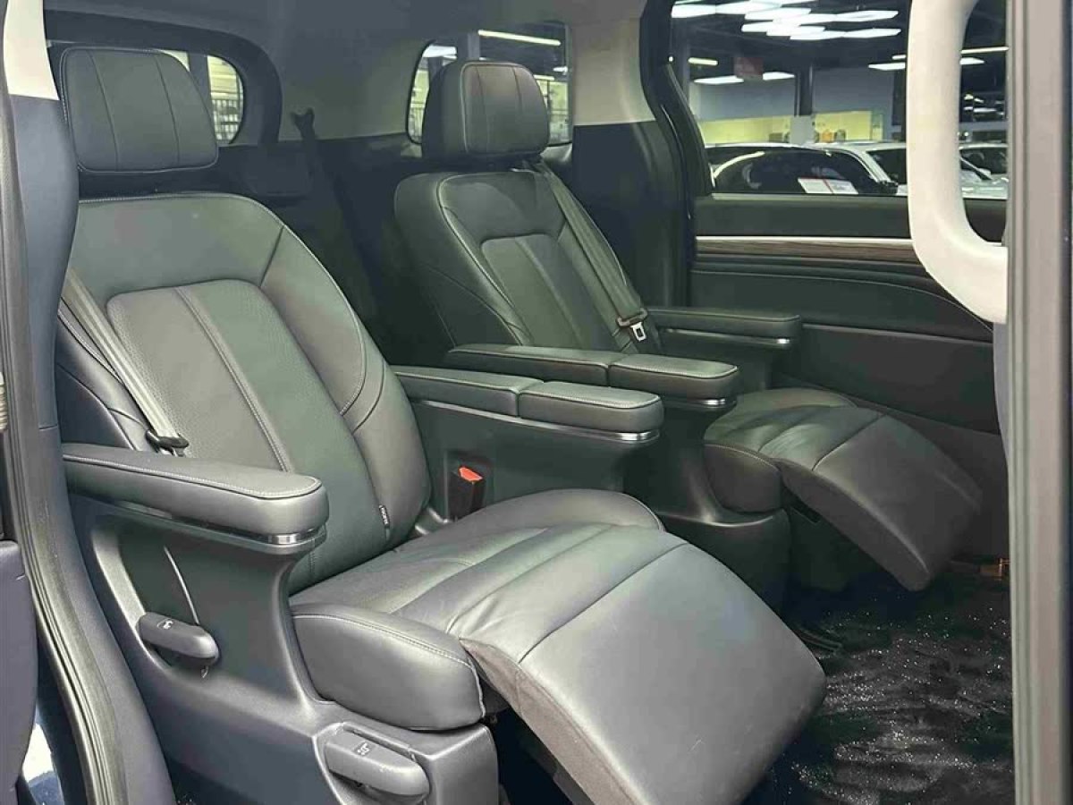 廣汽傳祺 M8  2021款 領(lǐng)秀系列 390T 尊貴版圖片