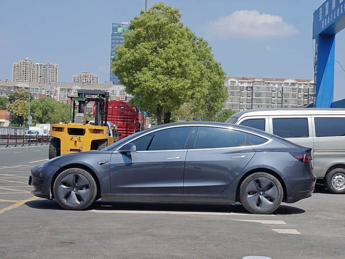 特斯拉 Model Y  2020款 改款 標(biāo)準(zhǔn)續(xù)航后驅(qū)升級(jí)版圖片