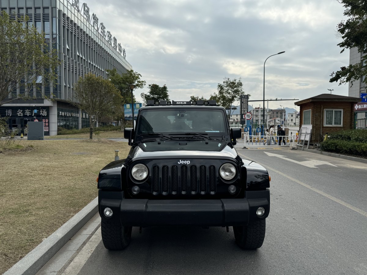 Jeep 牧馬人  2015款 3.0L Sahara 四門舒享版圖片