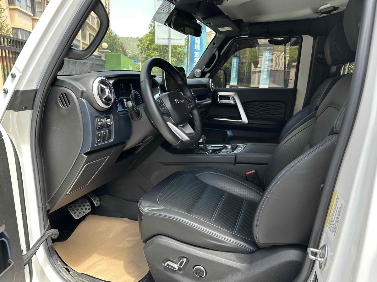 北京 BJ40  2023款 2.0D 自動(dòng)四驅(qū)刀鋒英雄版?zhèn)b客型圖片