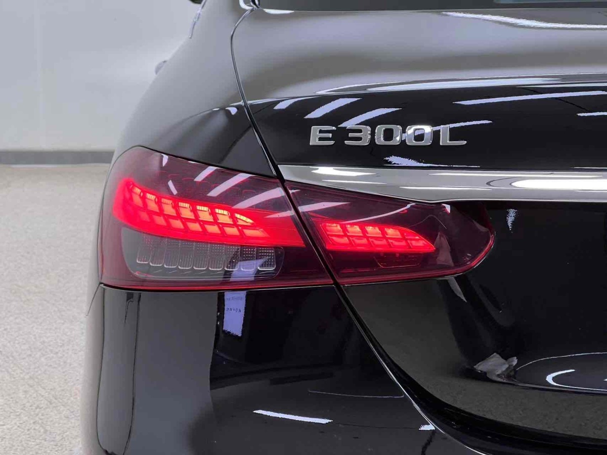奔馳 奔馳E級  2023款 改款 E 300 L 運(yùn)動時尚型圖片