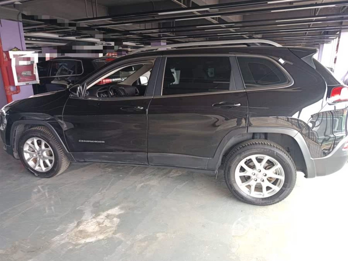 Jeep 自由光  2017款 2.0L 優(yōu)越版圖片