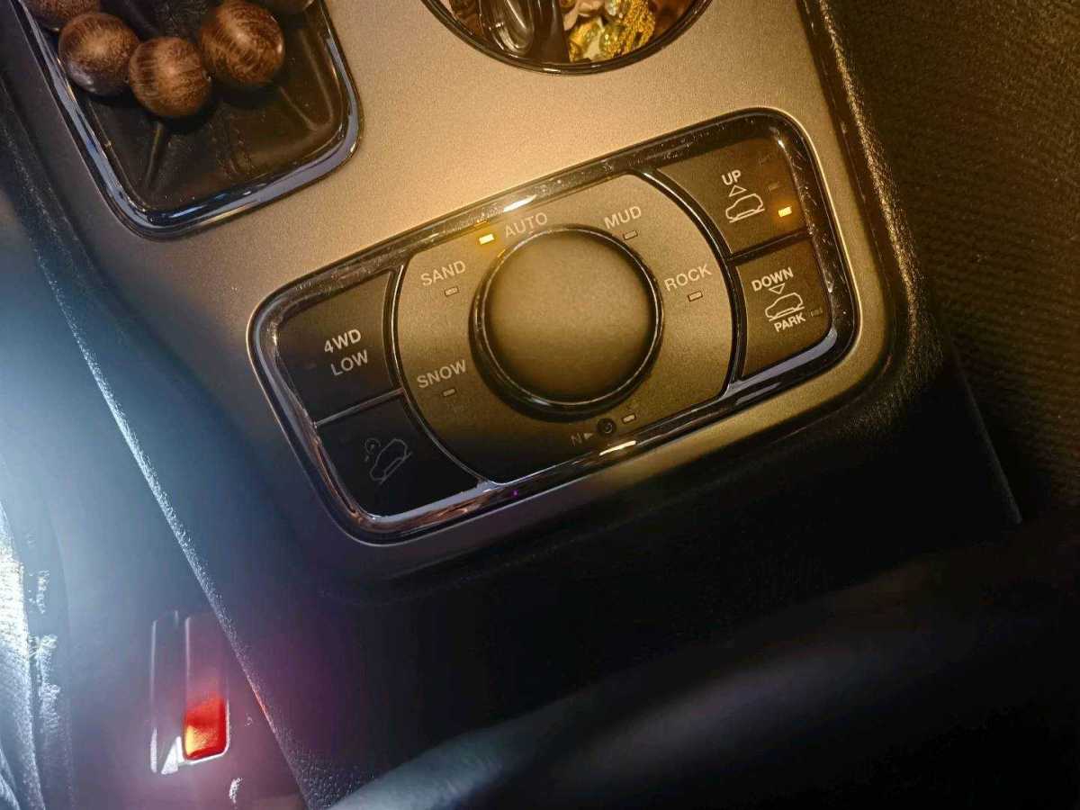 Jeep 大切諾基  2017款 3.0L 精英導(dǎo)航版圖片