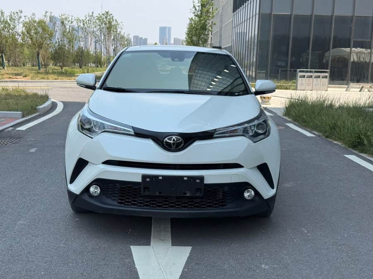 豐田 C-HR  2020款 2.0L 領(lǐng)先版圖片