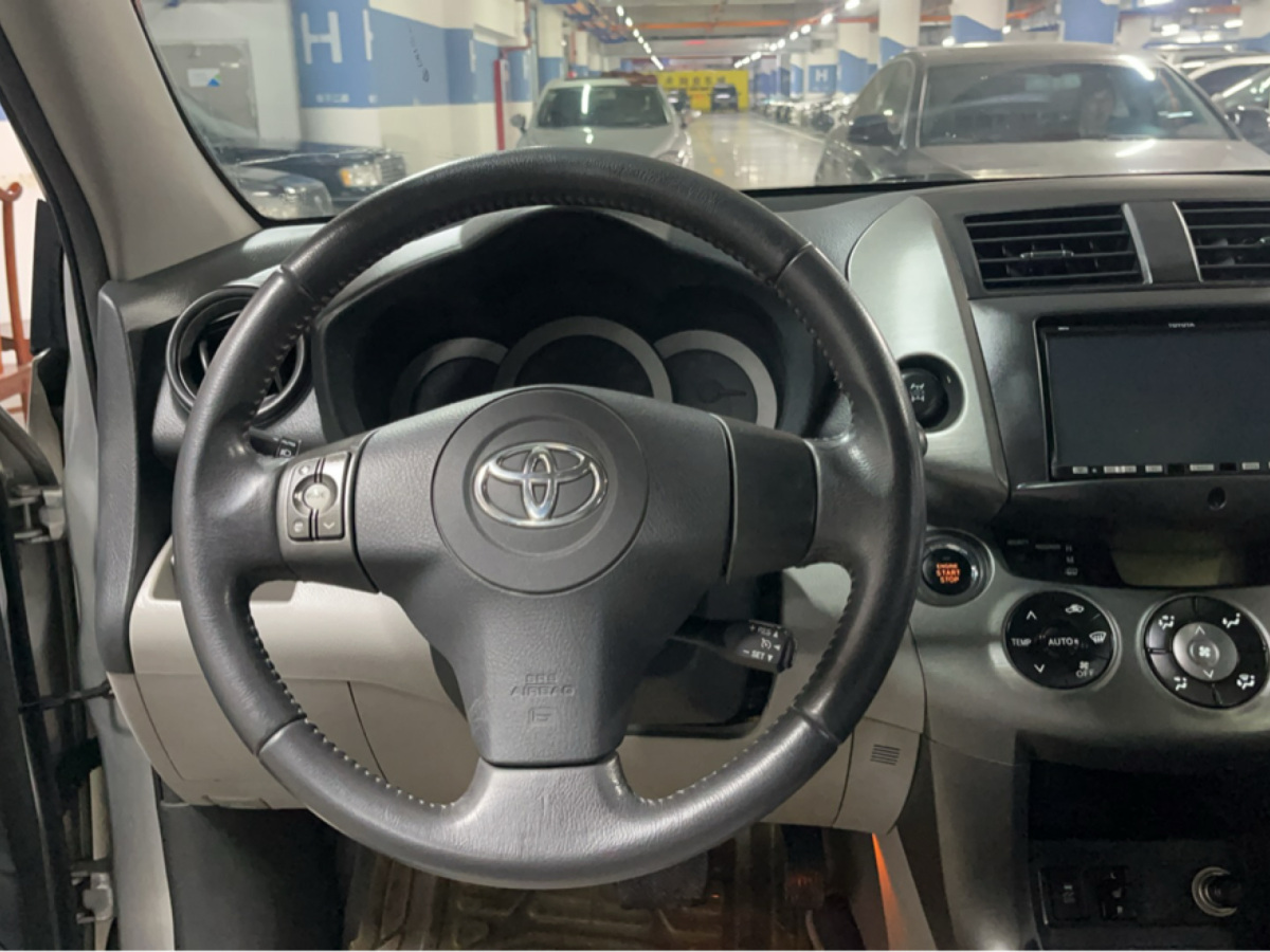 豐田 RAV4榮放  2011款 2.4L 自動(dòng)四驅(qū)至臻導(dǎo)航版圖片