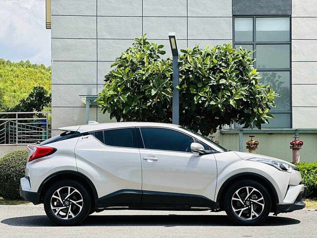 豐田 C-HR  2020款 2.0L 領(lǐng)先版圖片