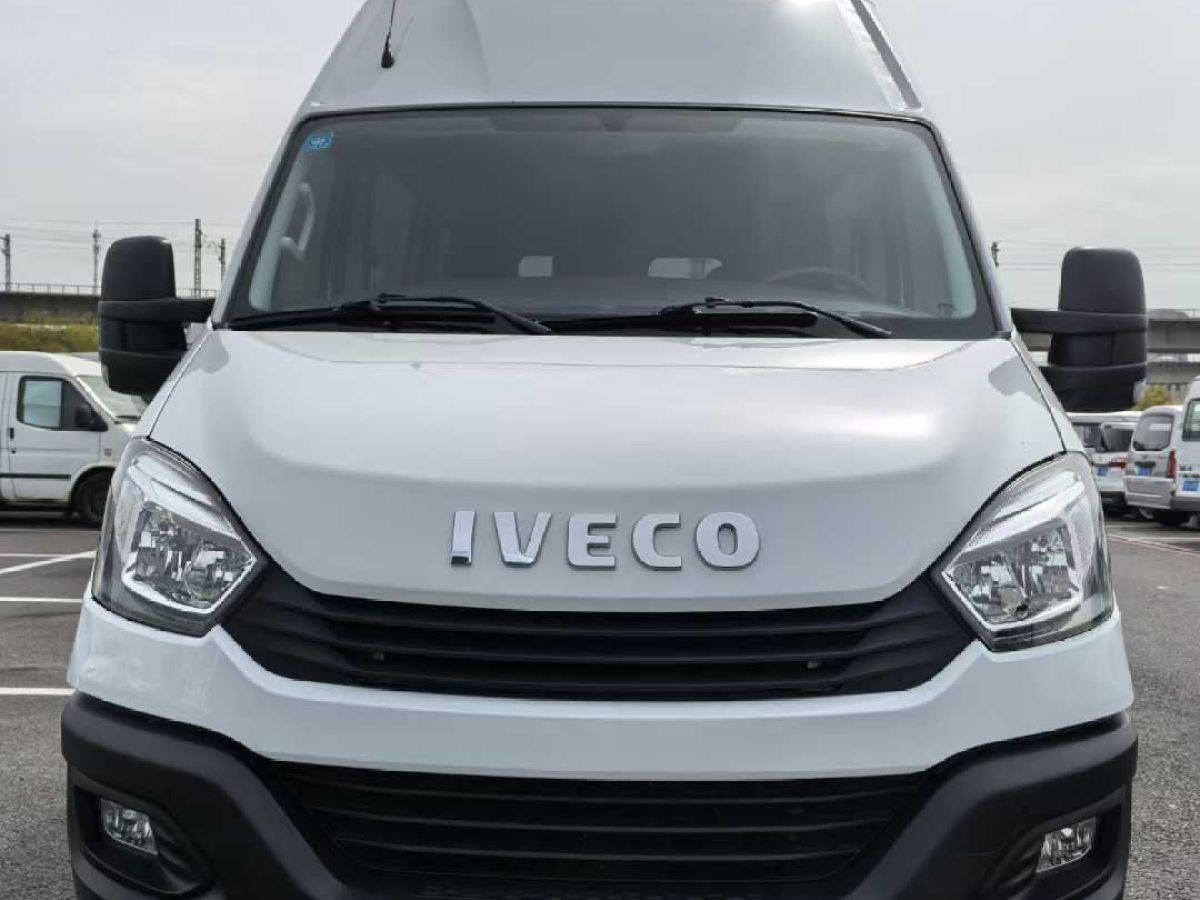 依維柯 得意  2020款 2.8T V35箱貨單胎中頂3座國V圖片