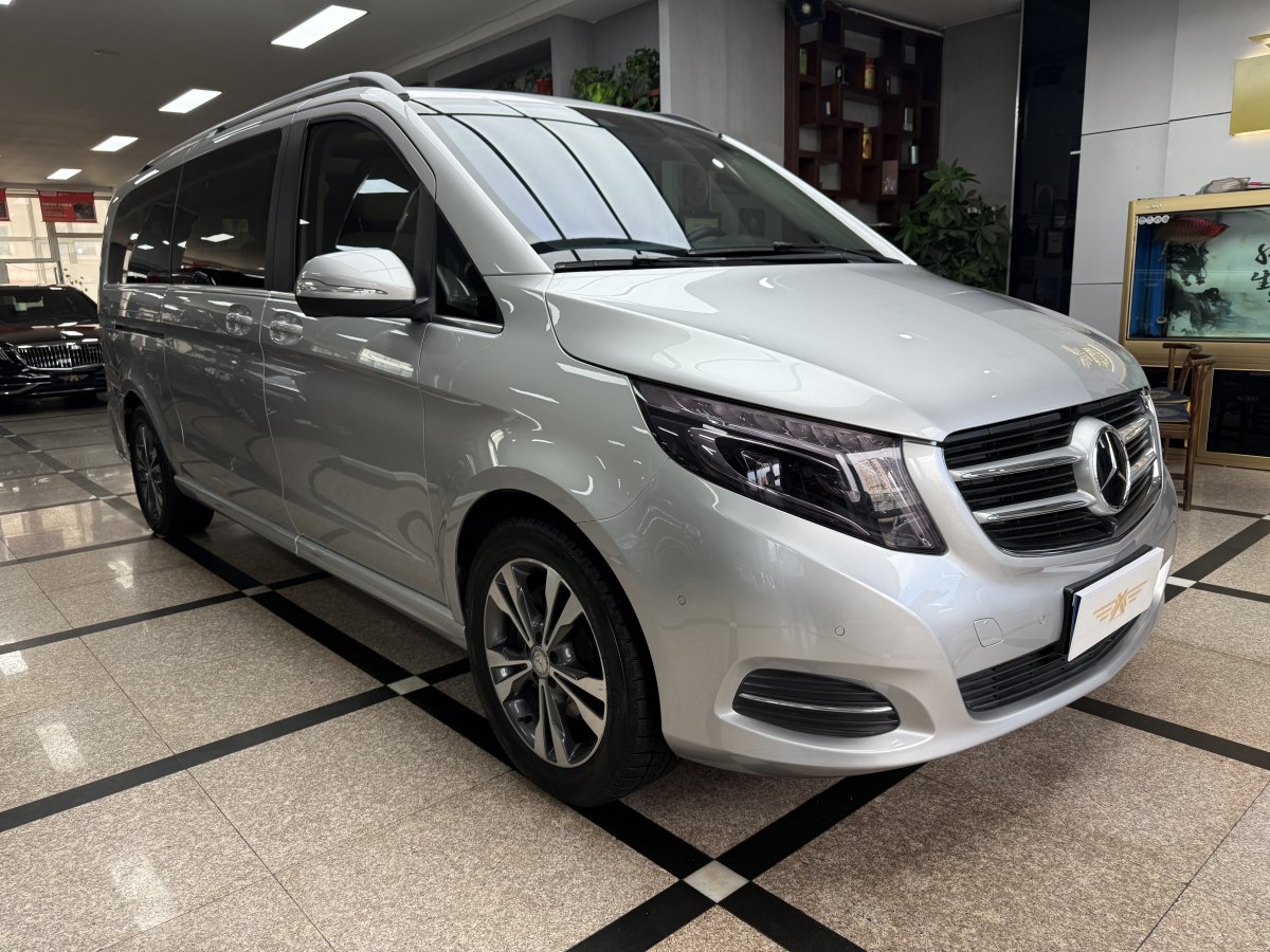 奔馳 V級(jí)  2017款 V 260 L 尊貴加長(zhǎng)版圖片