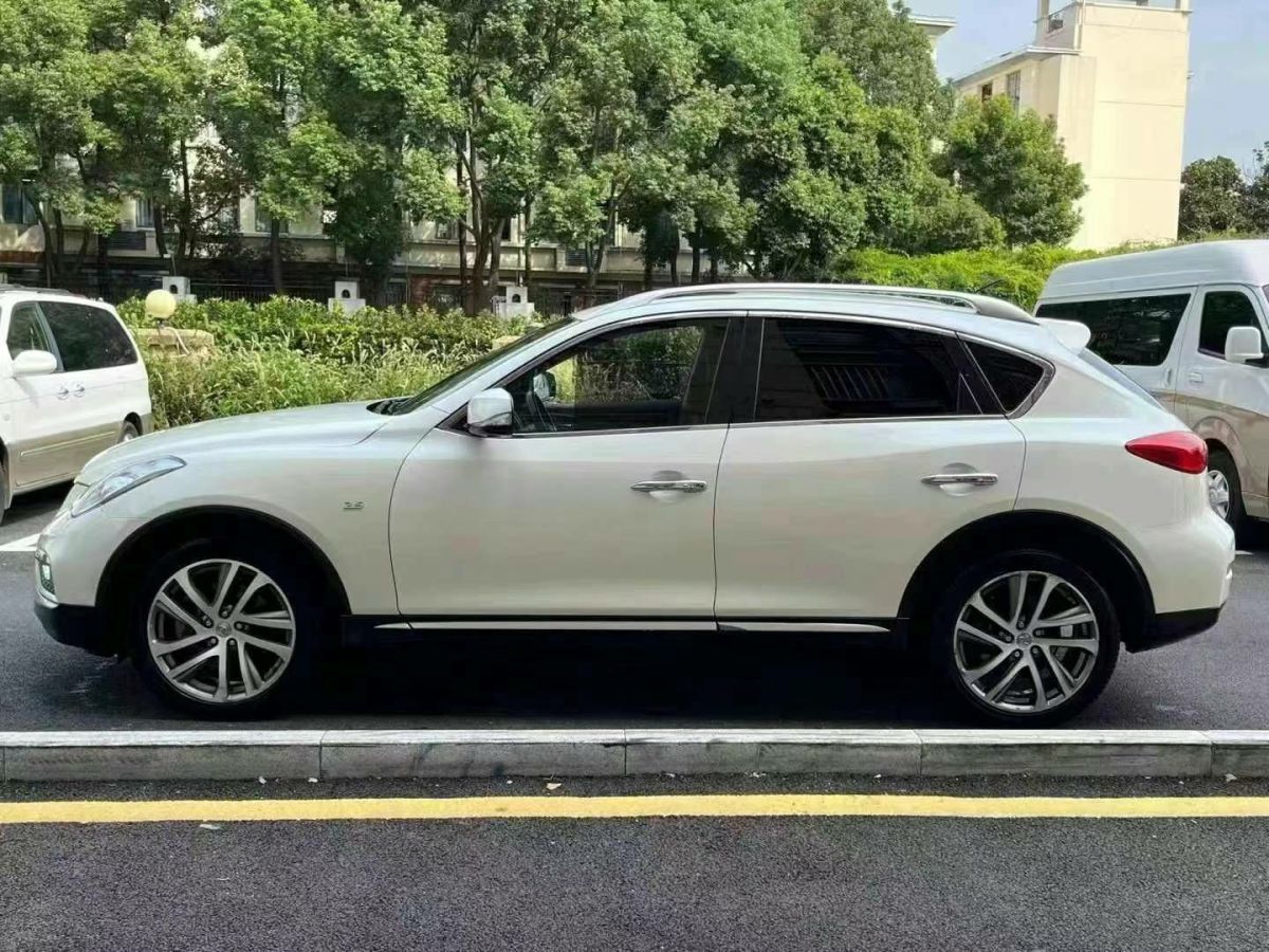 2017年1月英菲尼迪 QX  2017款 QX30 1.6T 時(shí)尚版 兩驅(qū)