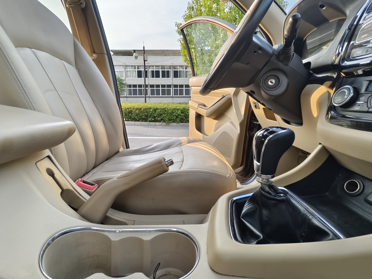 寶駿 730  2014款 1.5L 手動豪華型 7座圖片