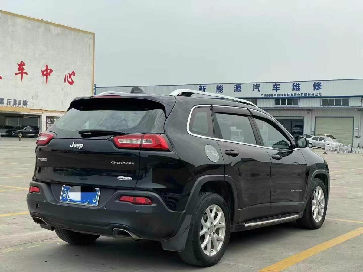 Jeep 自由光  2017款 2.0L 優(yōu)越版圖片
