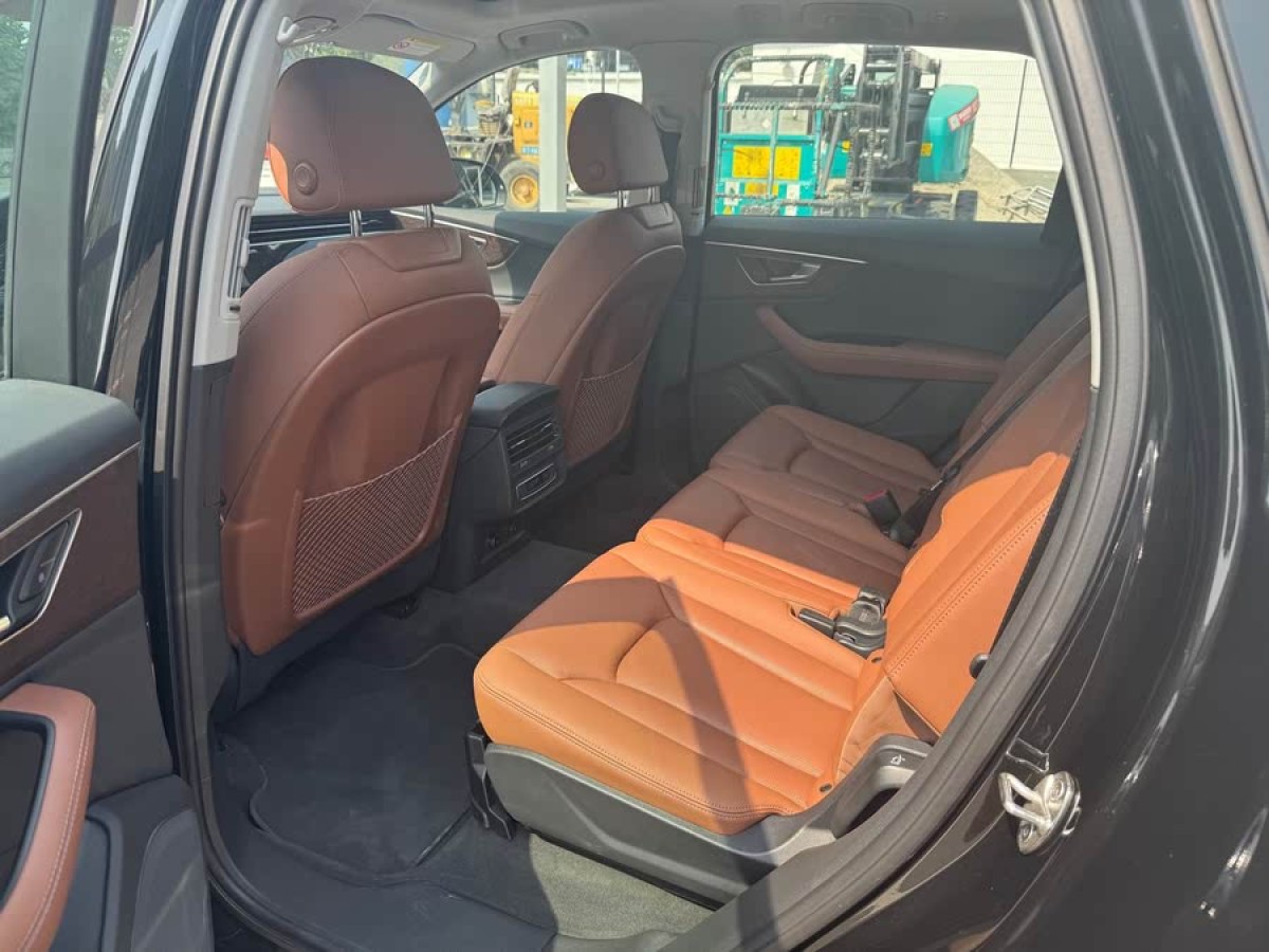 奧迪 奧迪Q7  2024款 45 TFSI quattro S line運(yùn)動(dòng)型圖片