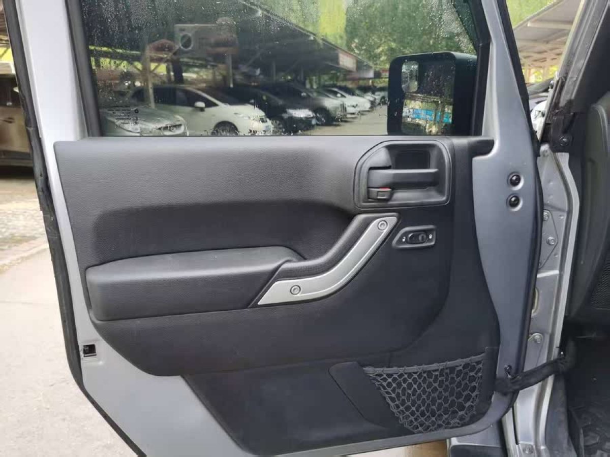 Jeep 牧馬人  2013款 3.6L Sahara 兩門版圖片
