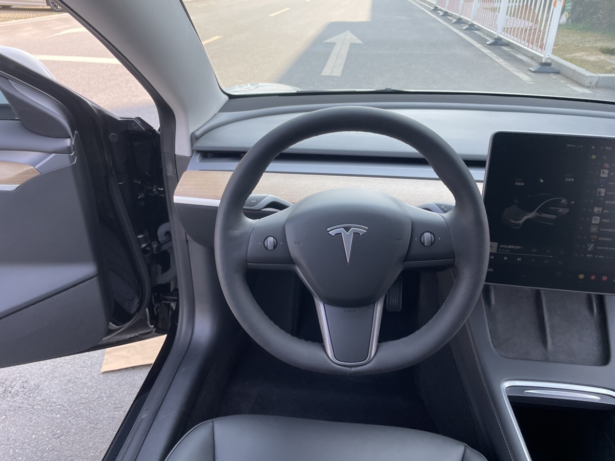 特斯拉 Model 3  2021款 標(biāo)準(zhǔn)續(xù)航后驅(qū)升級(jí)版圖片