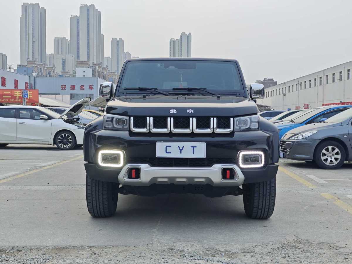 北京 BJ40  2020款 2.0T 自動(dòng)四驅(qū)城市獵人版?zhèn)b客型圖片