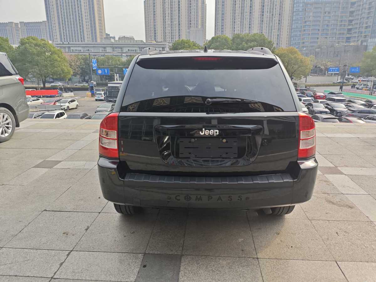 Jeep 指南者  2010款 2.4L 四驅(qū)運(yùn)動(dòng)版圖片