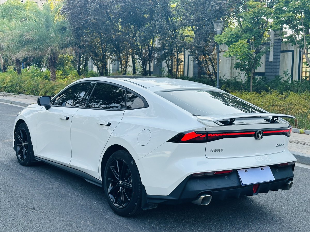 長(zhǎng)安 長(zhǎng)安UNI-V  2022款 1.5T 尊貴型圖片