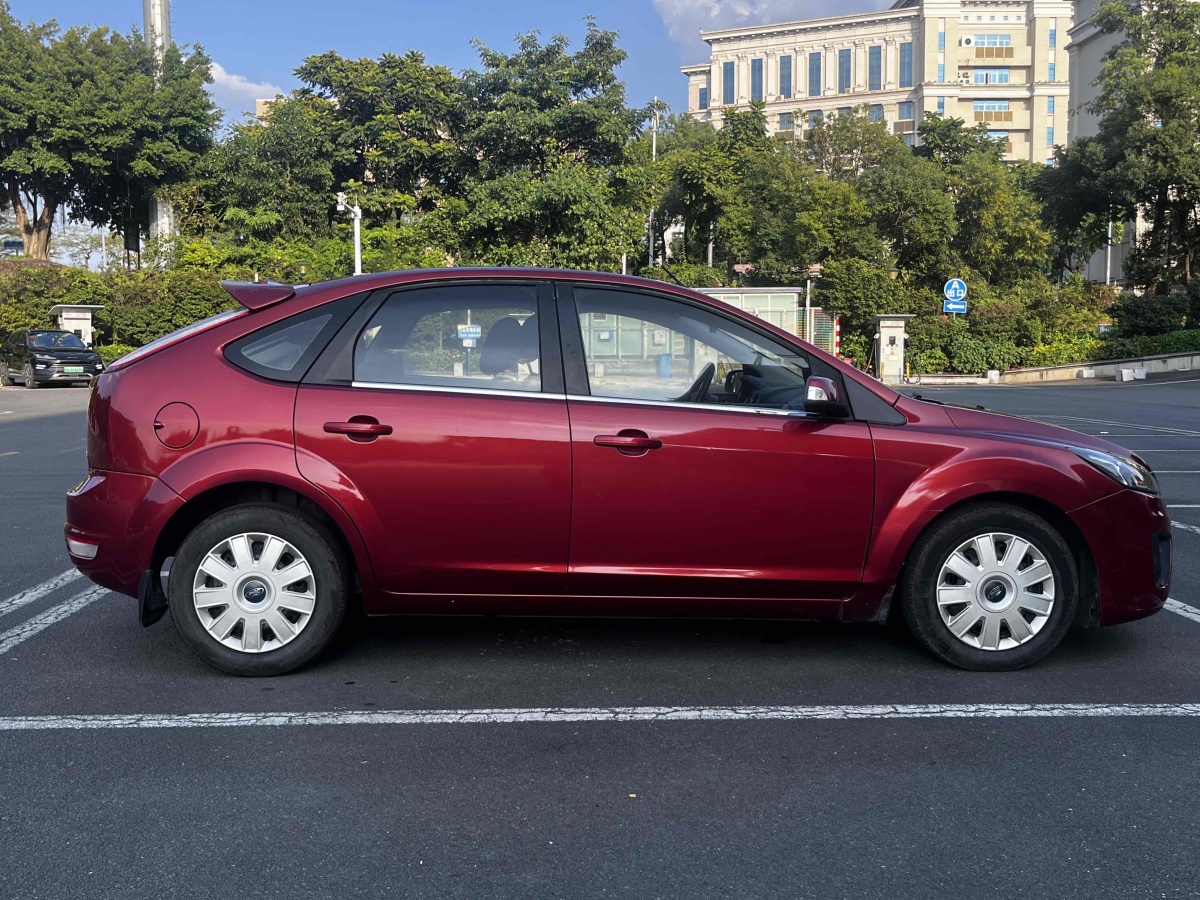 福特 ?？怂? 2012款 兩廂經(jīng)典 1.8L 自動基本型圖片