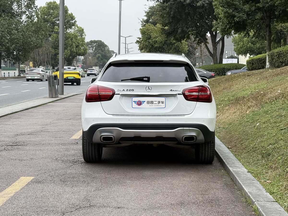 奔馳 奔馳GLA  2017款 GLA 220 4MATIC 時(shí)尚型圖片