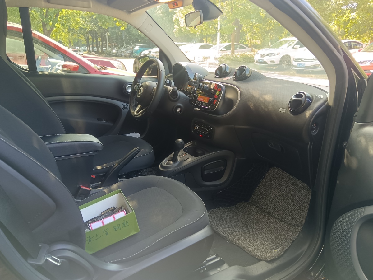 smart fortwo  2019款 0.9T 66千瓦硬頂風(fēng)擎版 國(guó)VI圖片