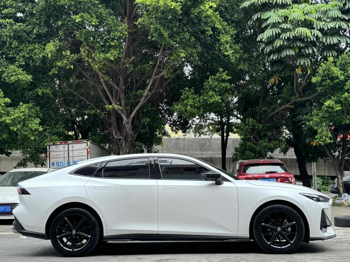 長(zhǎng)安 長(zhǎng)安UNI-V  2022款 1.5T 尊貴型圖片