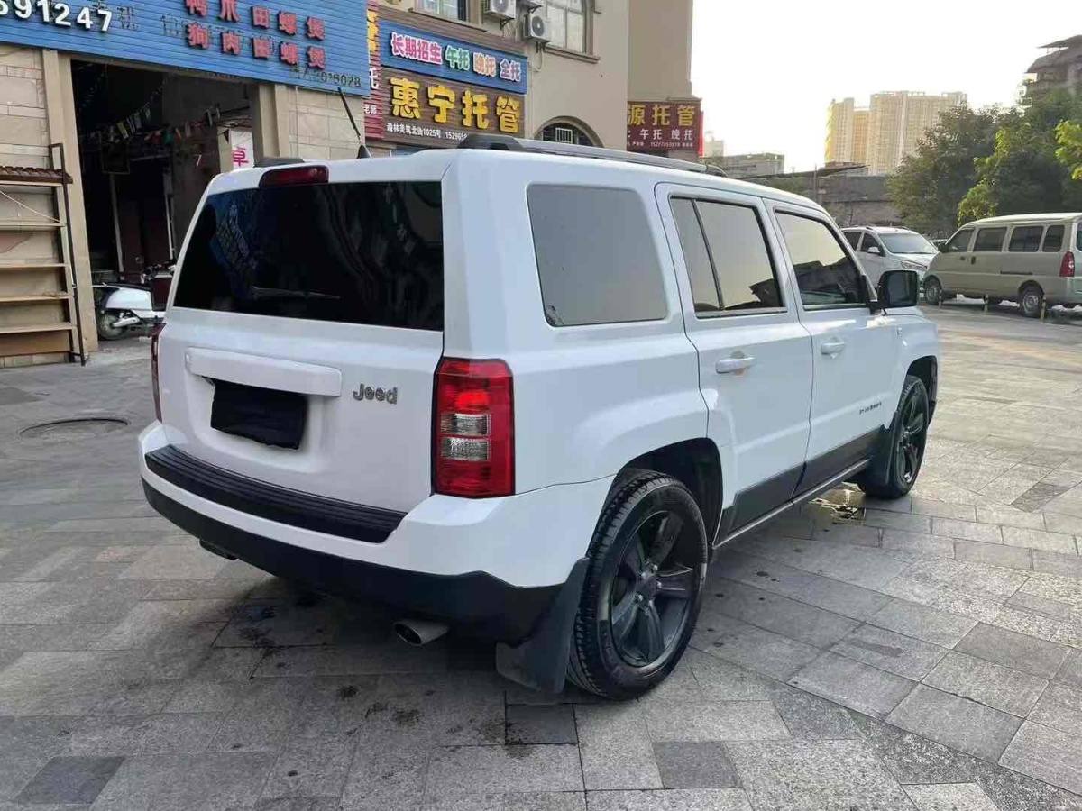 Jeep 自由客  2013款 2.4 豪華導(dǎo)航版圖片