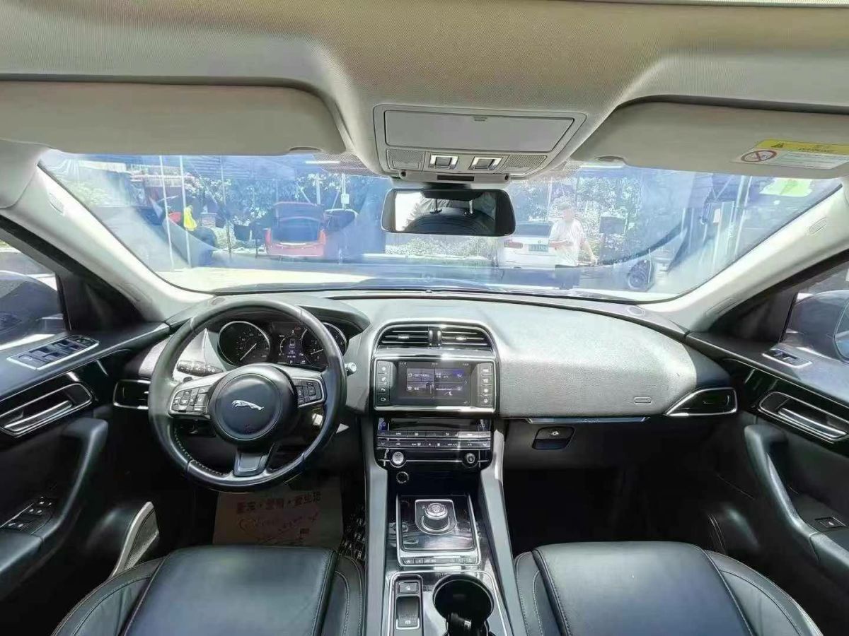 捷豹 F-PACE  2016款 2.0T 兩驅(qū)都市尊享版圖片