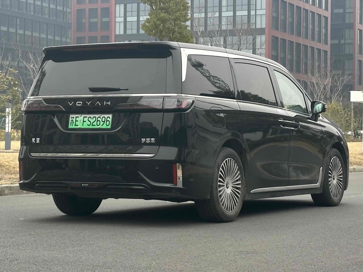 嵐圖 夢(mèng)想家  2025款 PHEV 四驅(qū)尊貴鯤鵬版圖片