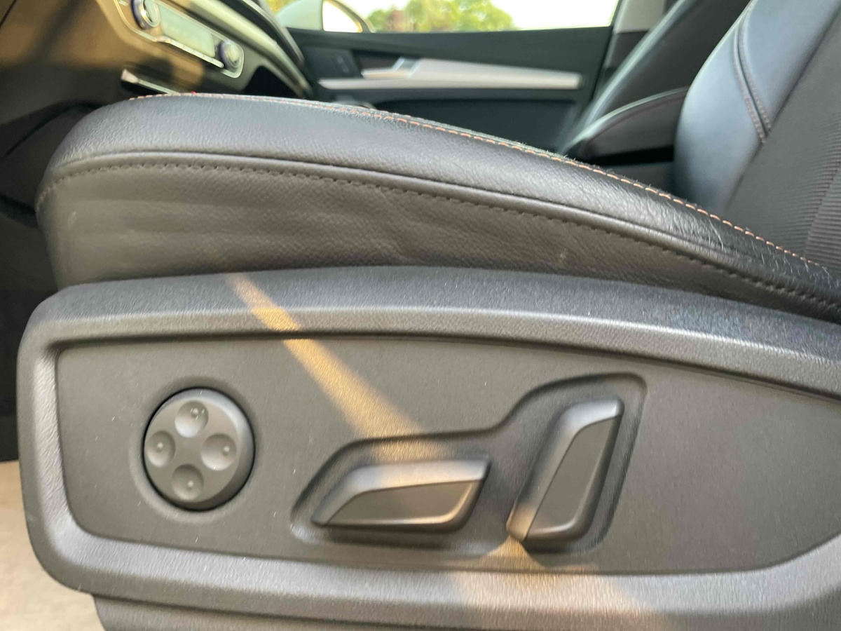 2019年5月奧迪 奧迪Q5L  2018款 40 TFSI 榮享時(shí)尚型