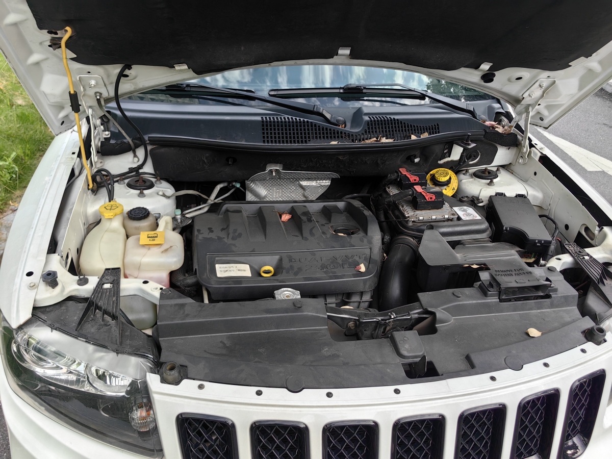 Jeep 指南者  2013款 2.0L 兩驅(qū)炫黑豪華版圖片