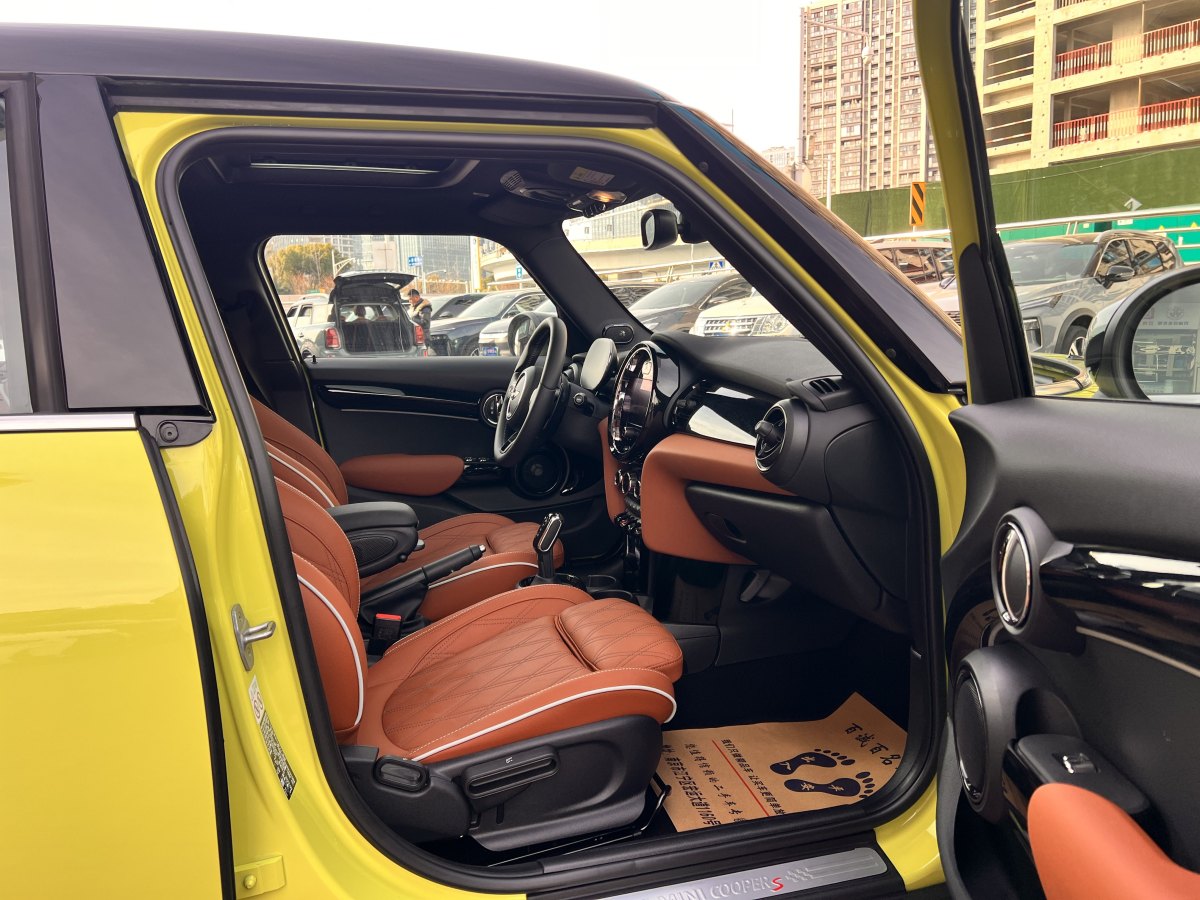 MINI MINI  2023款 改款 2.0T COOPER S 藝術(shù)家 五門版圖片