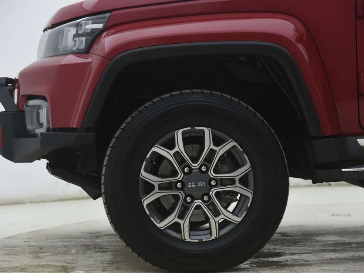 北京 BJ40  2020款 2.0T 自動四驅(qū)城市獵人版?zhèn)b客型圖片